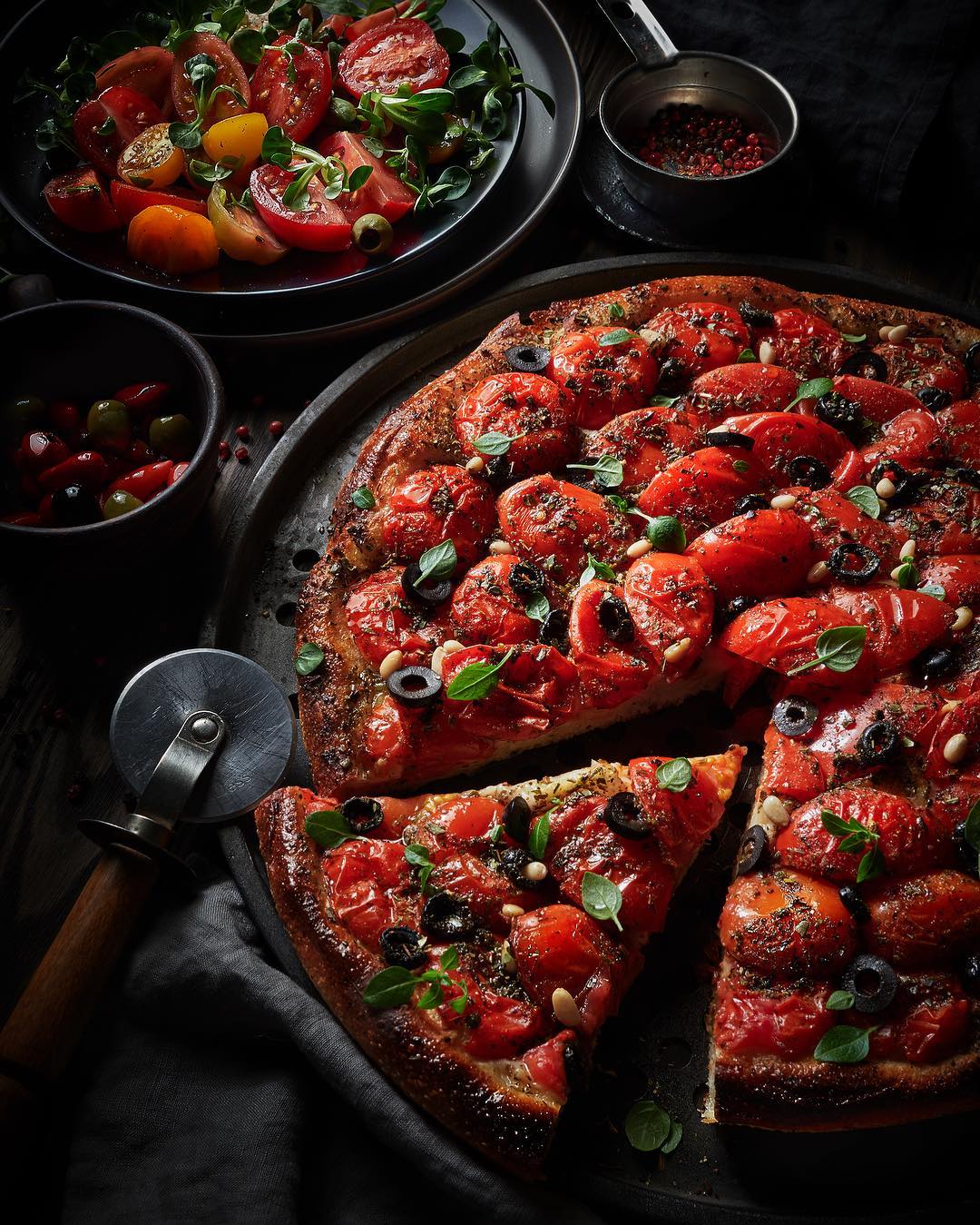 Пицца с томатами и свежей зеленью