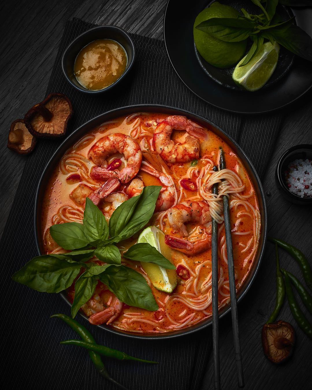 Азиатский суп с лапшой, креветками и морепродуктами